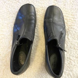Clarks black leather clogs size 9 women’s